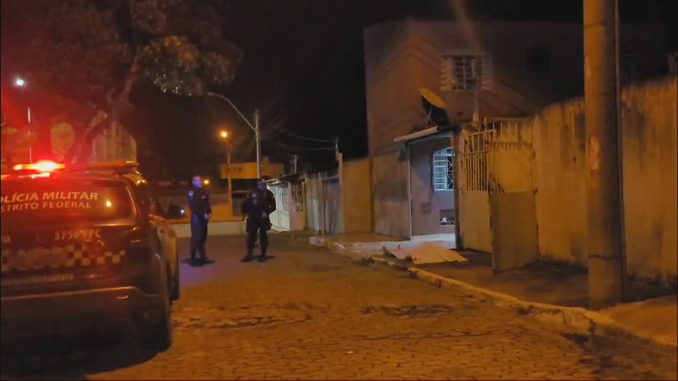 Imagem mostra polícia em frente ao local onde ocorreu crime — Foto: TV Globo/Reprodução