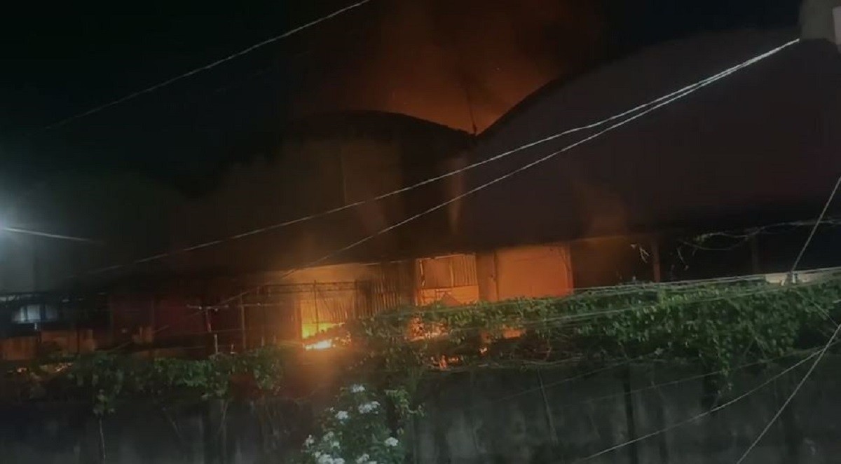 Incêndio destrói galpões em complexo na BR-316, em Ananindeua