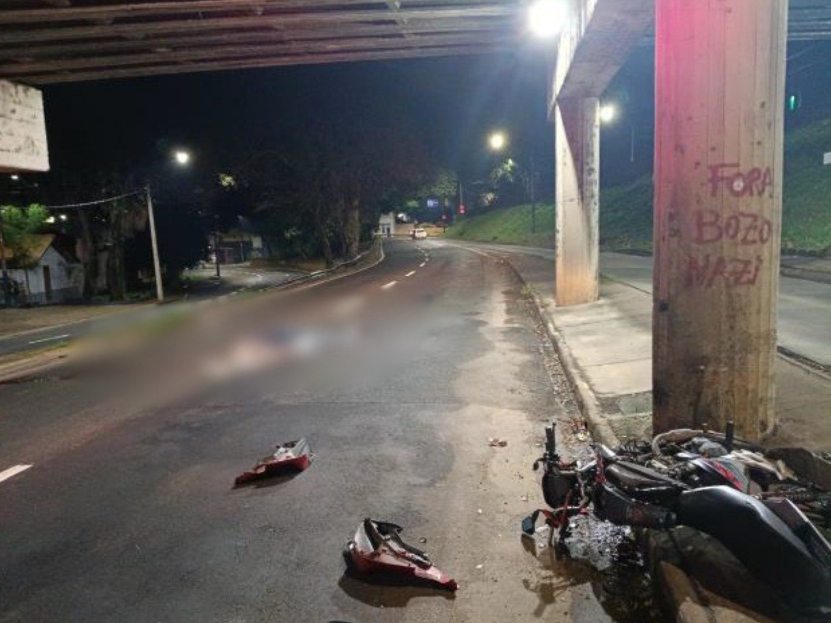 Motociclista morre após bater em pilar de viaduto na Av. Armando Salles, em Piracicaba