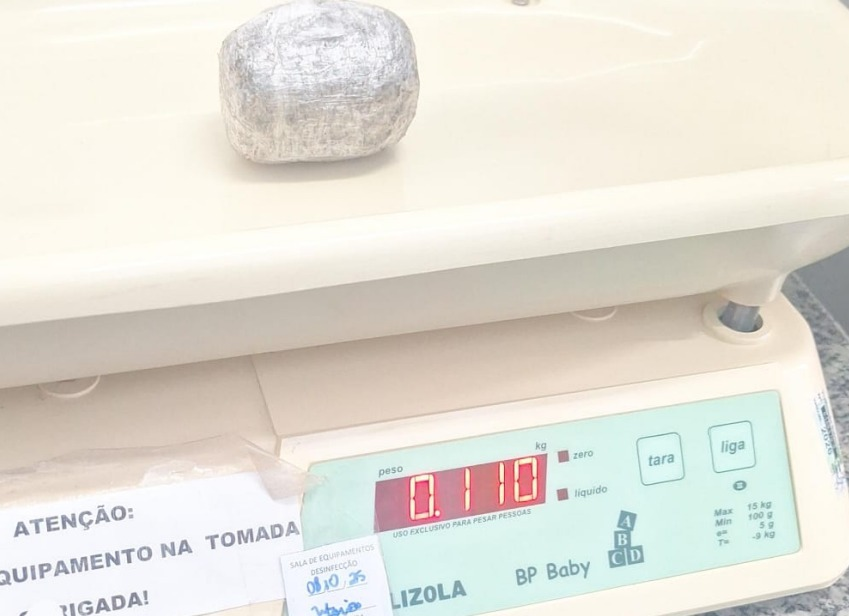 Porção de maconha é retirada de mulher trans após ela procurar hospital com objeto no ânus