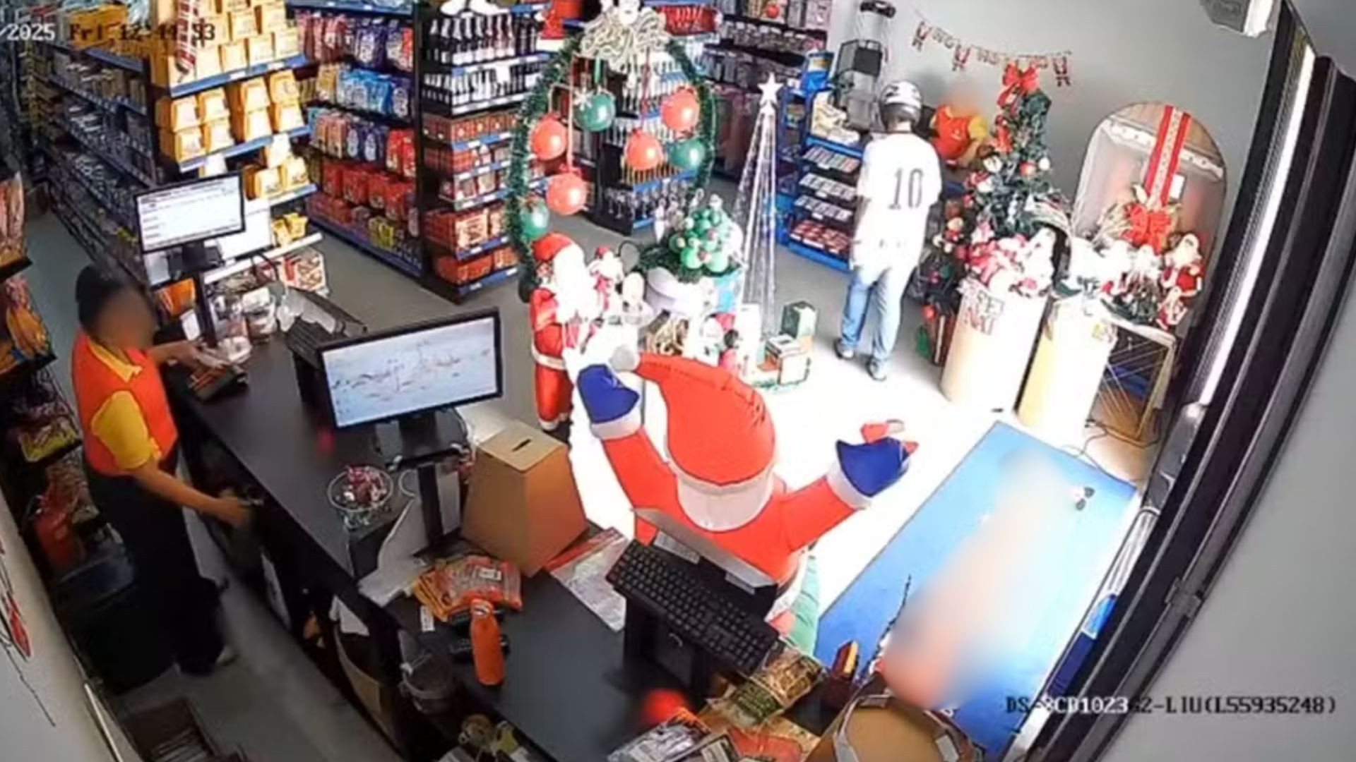 Câmeras flagram homem rendendo funcionárias e roubando loja de doces e artigos para festas 