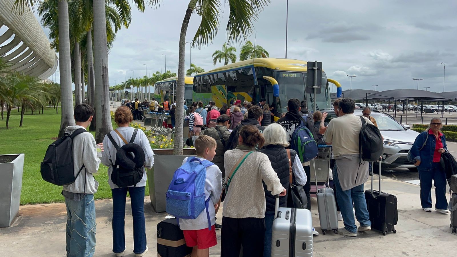 Passageiros de voo desviado para Natal após turbulência são levados para Recife para nova viagem ao Uruguai