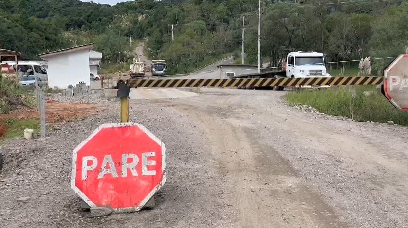 Acidente envolvendo pá carregadeira e contêiner deixa quatro trabalhadores feridos em pedreira de Piraquara