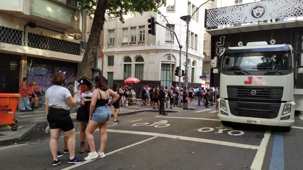 Cordão da Bola Preta leva foliões para as ruas do Centro do Rio na manhã deste sábado (14) — Foto: Patrícia Teixeira / g1