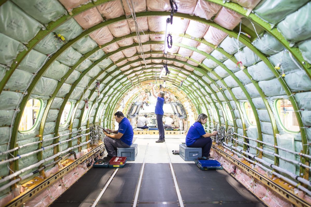 Embraer abre 160 vagas para curso gratuito de auxiliar de produção aeronáutica; veja como participar