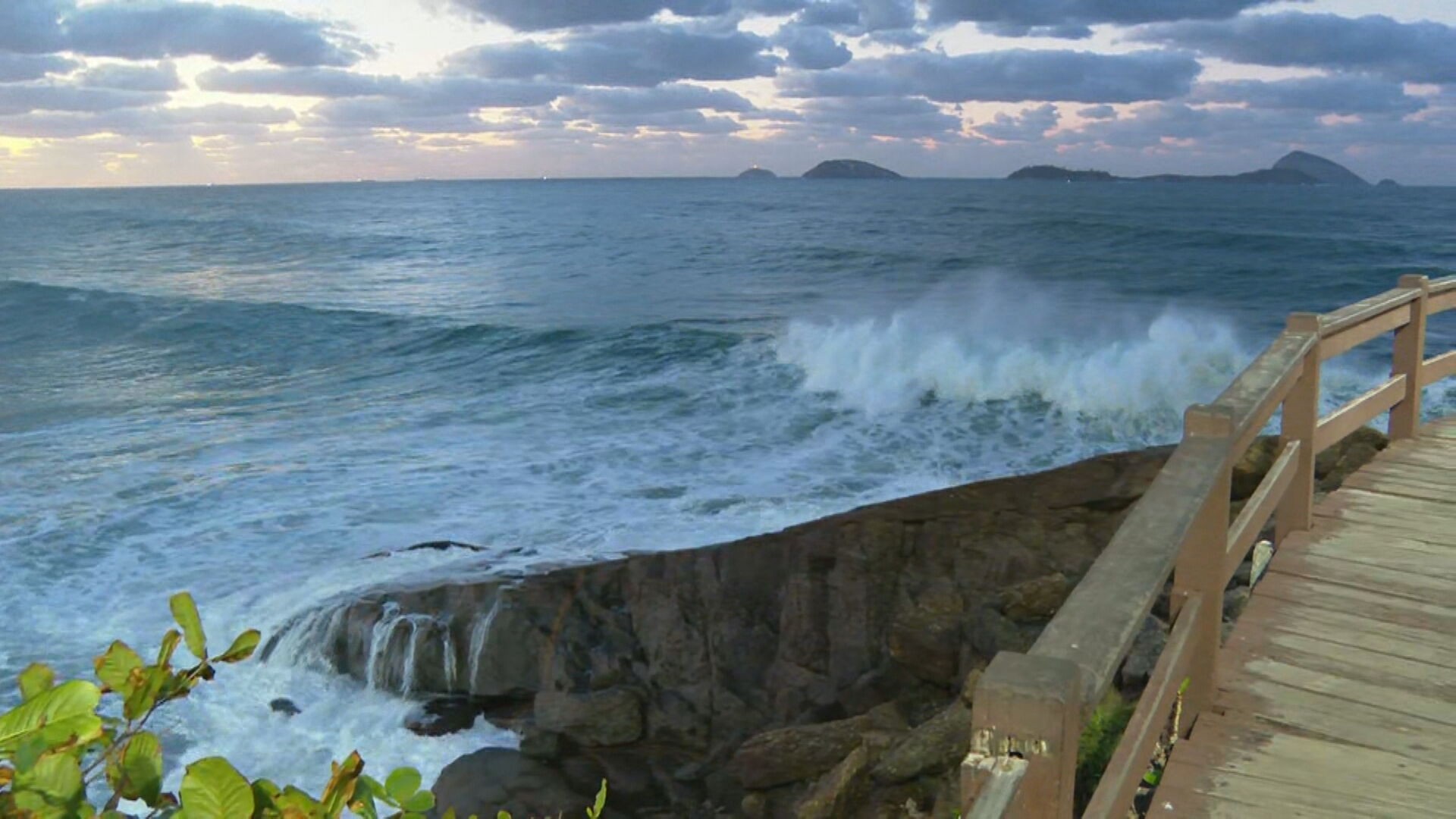 Marinha emite alerta para ressaca do mar com ondas de até 3 metros no Litoral Norte de SP