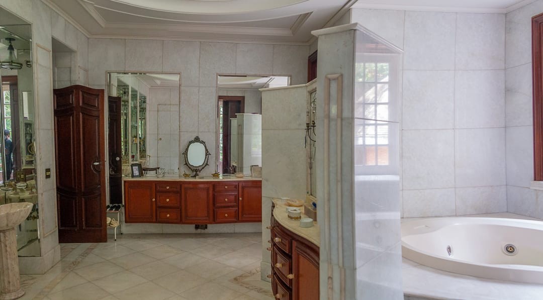 Banheiro da mansão mais cara do país, vendida por R$ 220 milhoes