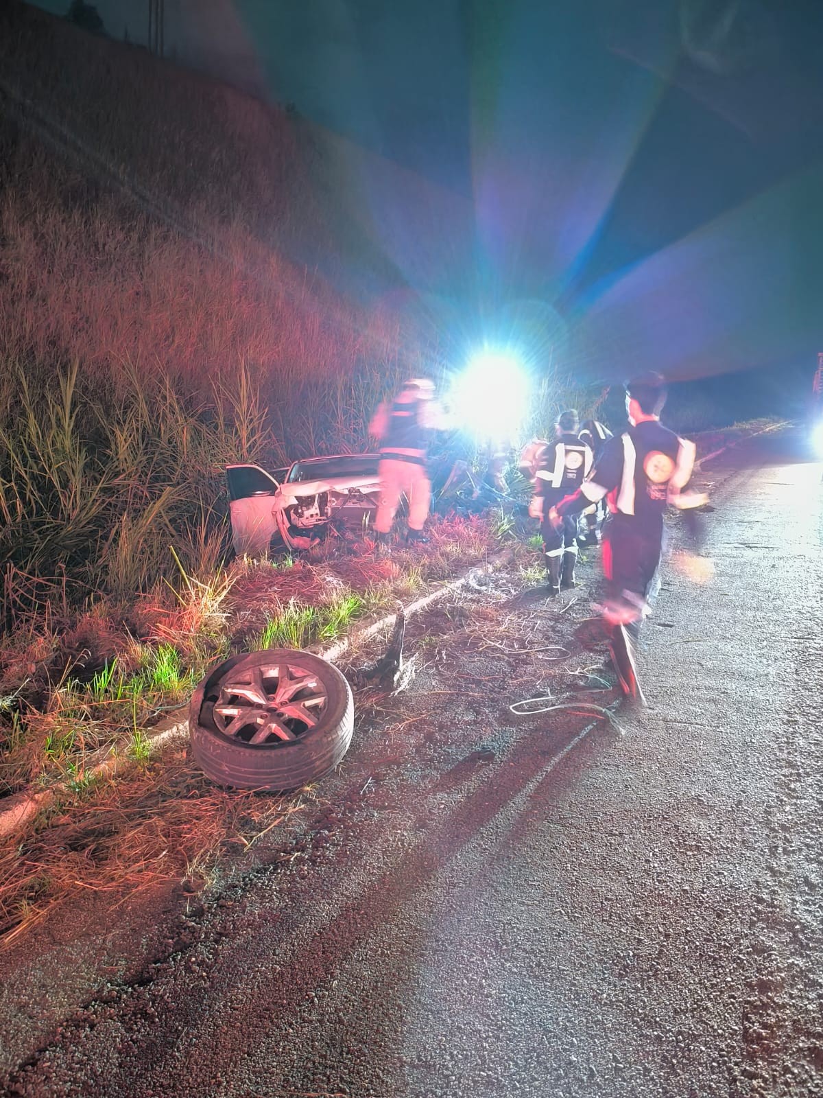 Família sai ilesa após caminhonetes baterem de frente na BR-267, em Juiz de Fora