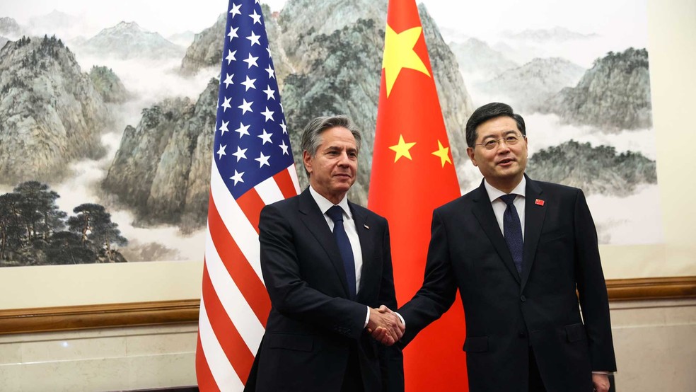 O secretário de Estado dos EUA, Antony Blinken, aperta a mão do ministro das Relações Exteriores da China, Qin Gang, em Pequim — Foto: Leah Millis / Pool / via AP