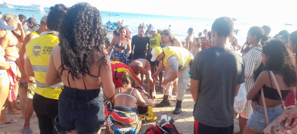 Equipes de socorro atuando para salvar vida de jovem que teve parada cardíaca na Praia de Ponta Verde, em Maceió — Foto: Ascom/Ronda no Bairro