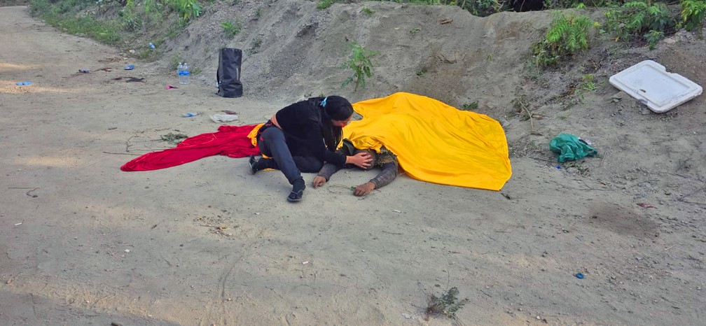 Mulher vela corpo de homem na Vacaria — Foto: Cesar Salles/Arquivo pessoal