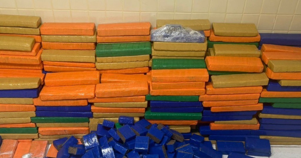 Quase uma tonelada de maconha é apreendida em casa na Região Metropolitana de Salvador 