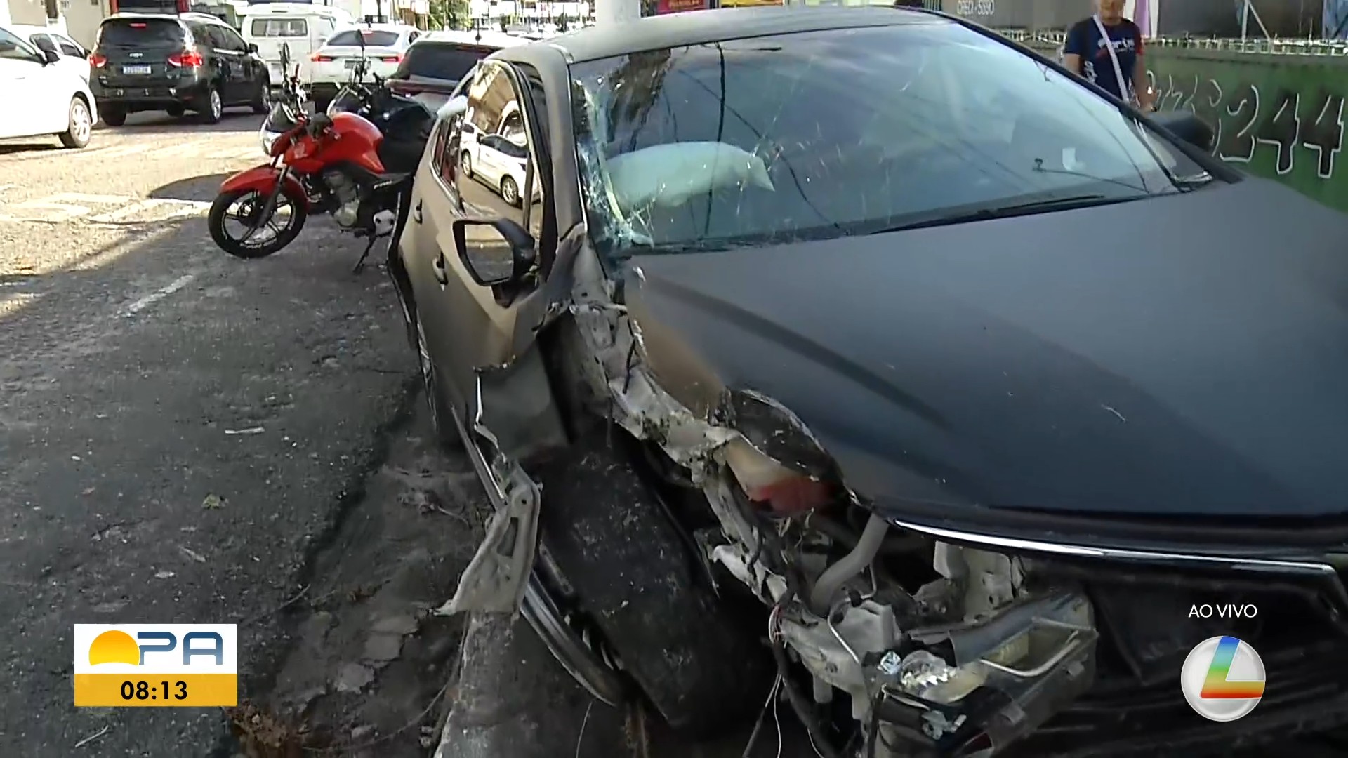 Carro atinge casa no bairro de Fátima, em Belém