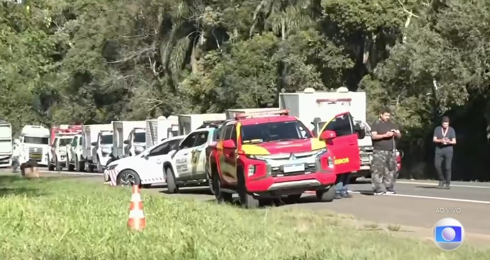 Carros para transportar corpos das vítimas mortas fizeram fila na rodovia — Foto: Valdecir Galvan/RPC