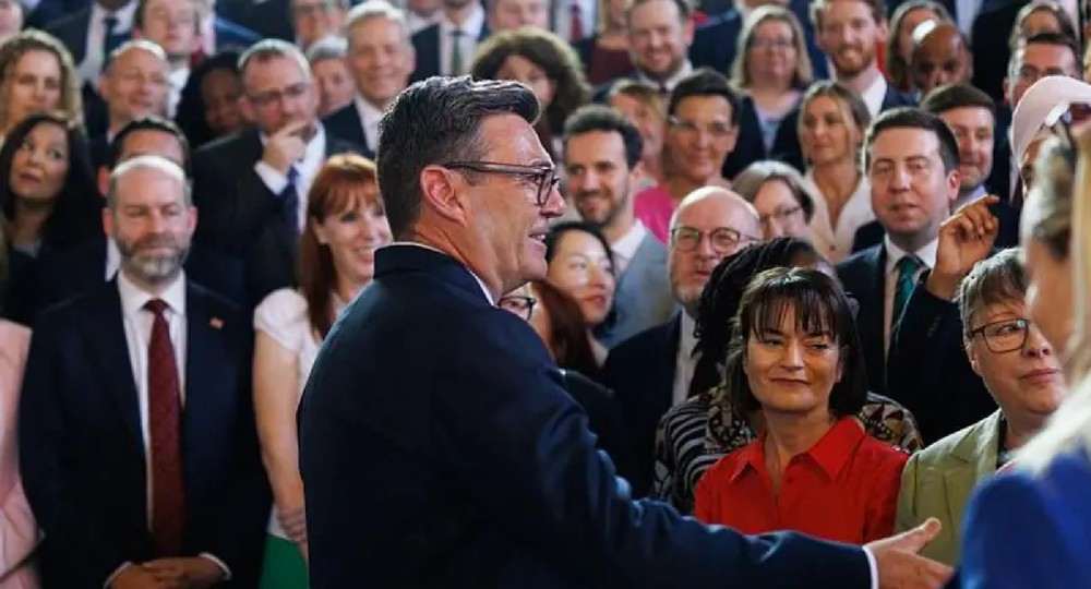 Andy Burnham consolida-se como favorito para assumir o governo do Reino Unido após renúncia de Starmer