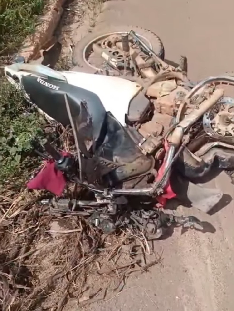 Os dois ocupantes da motocicleta morreram no local. — Foto: Divulgação/PRF-MA