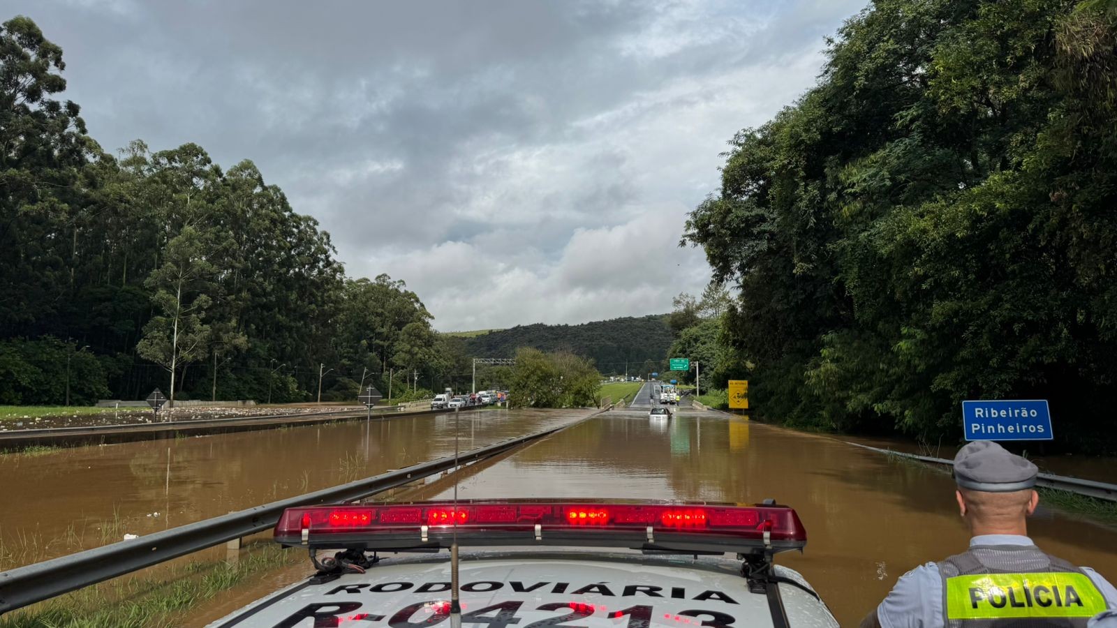 Rio transborda, bloqueia rodovia Dom Pedro e deixa família ilhada em Valinhos; veja rotas 