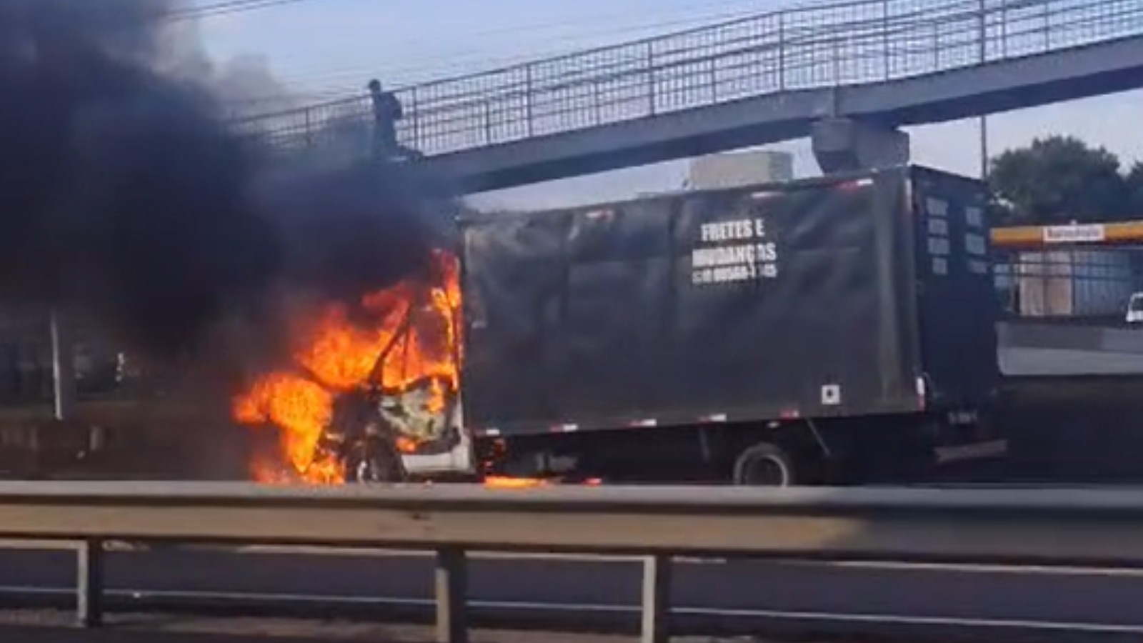 Caminhão em chamas bloqueia marginal e causa congestionamento na Rodovia Anhanguera em Sumaré
