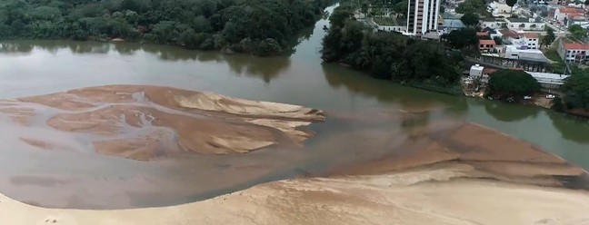 Bancos de areia formam mini-ilhas no Rio Doce, em Linhares — Foto: Reprodução/ TV Gazeta