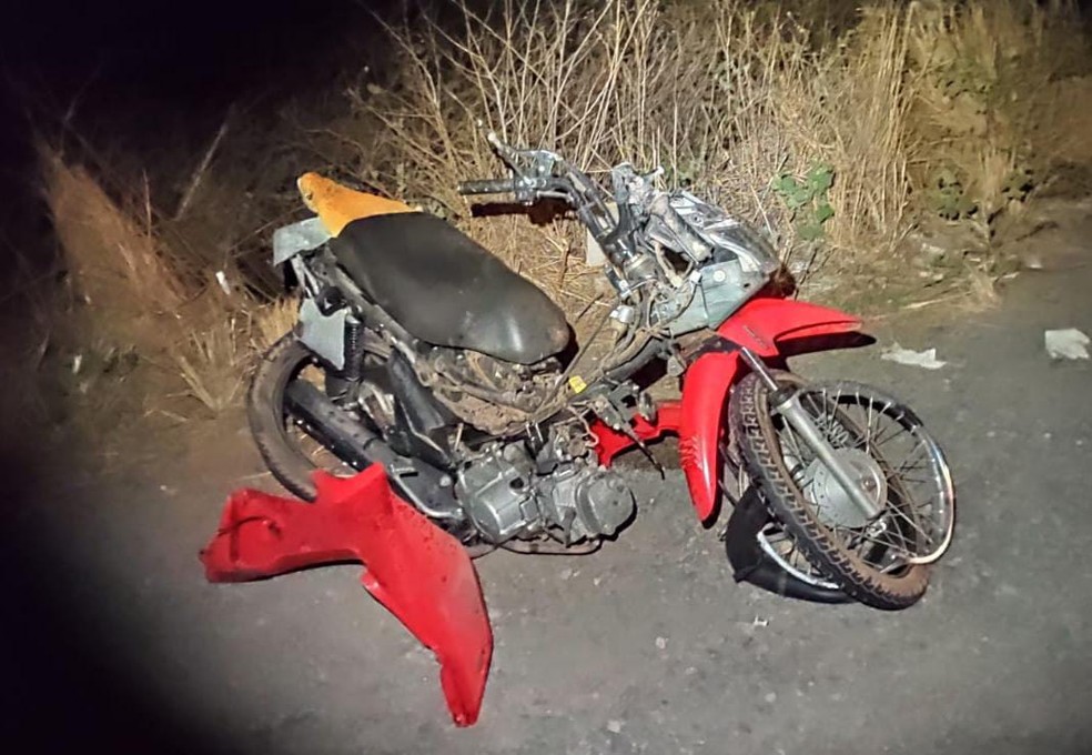 Três pessoas que estavam na motocicleta em Araripina morreram — Foto: PRF / Divulgação