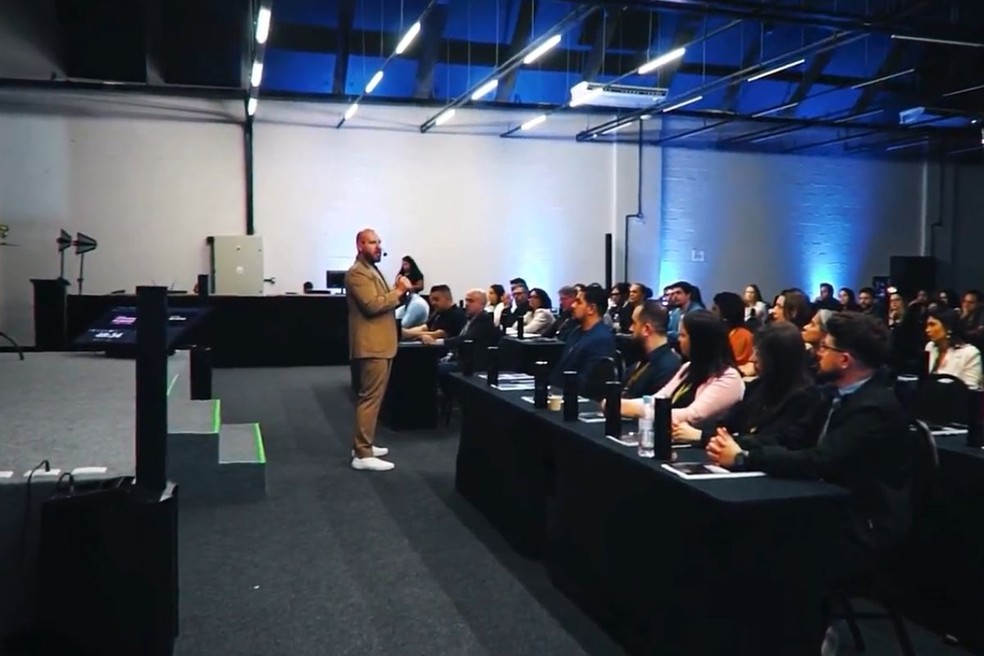 Evento para empresários e lojistas com especialistas em vendas Dino Gueno — Foto: Reprodução