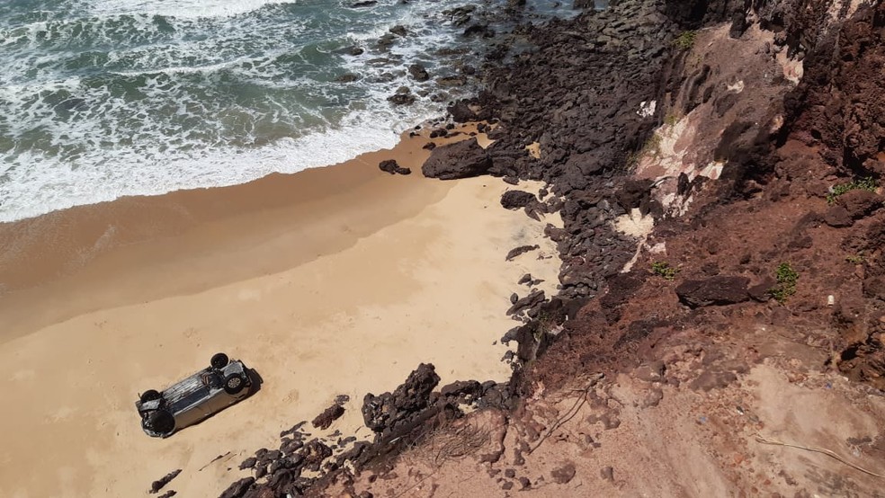 Carro caiu da falésia de Pipa nesta quarta — Foto: Sérgio Henrique Santos/Inter TV Cabugi