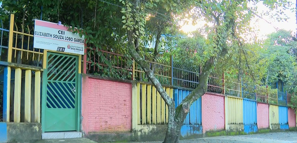 Menino de 2 anos sai sozinho de creche e só é encontrado em outra escolinha por motorista de app na Zona Leste de SP