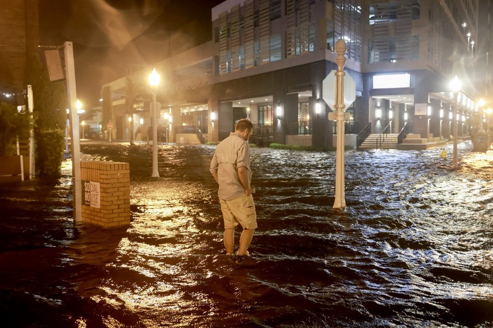 Ruas de Sarasota são alagadas após a chegada do furacão Milton — Foto: Joe Raedle/AFP