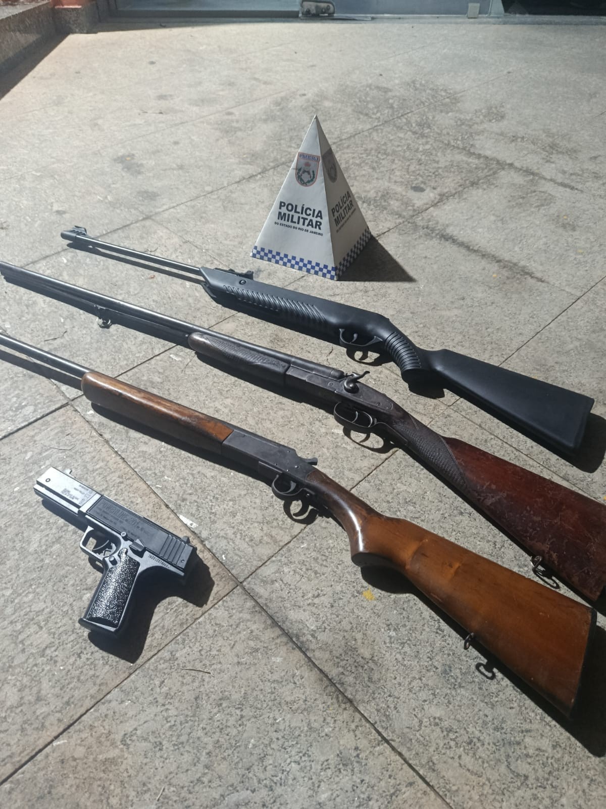 Mulher entrega armas à polícia após agressão de companheiro em Santo Antônio de Pádua