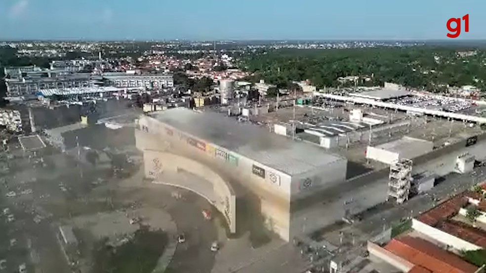 Imagens aéreas mostram como ficou teto do shopping Rio Anil após incêndio em São Luís — Foto: Valdenor Ferreira