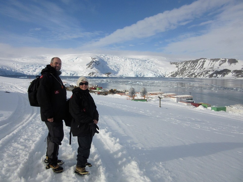 Professores da UnB Paulo Eduardo Aguiar Saraiva Câmara e Micheline Carvalho Silva em expedição na Antártica — Foto: Arquivo pessoal