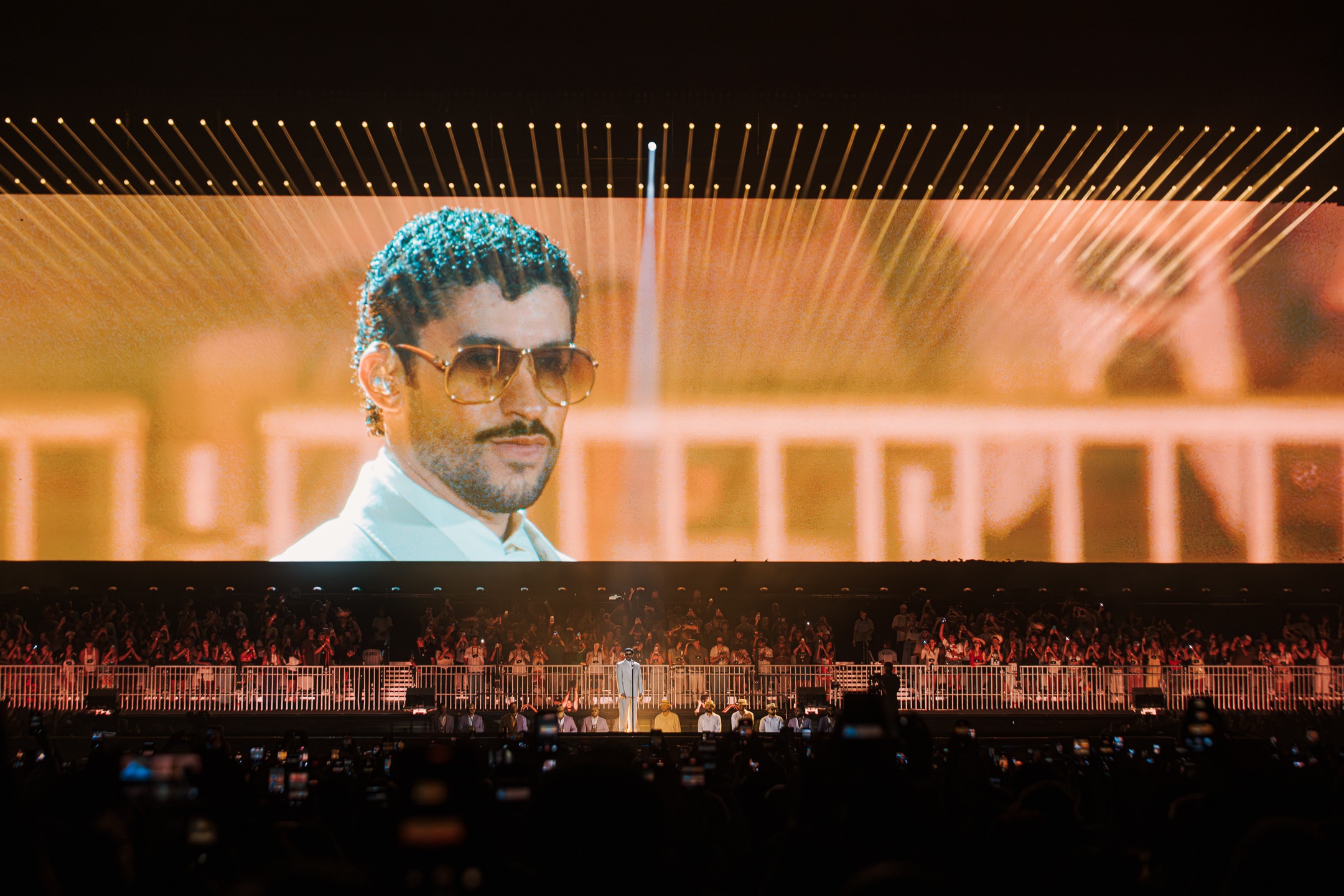 Bad Bunny fala português, veste camisa do Brasil e faz baile nostálgico na estreia no país 