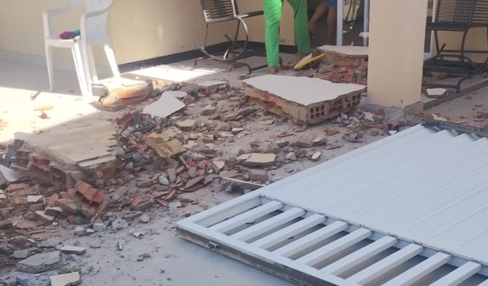 Condutora perde o controle e invade casa em Canhoba — Foto: Júnior de Lauro