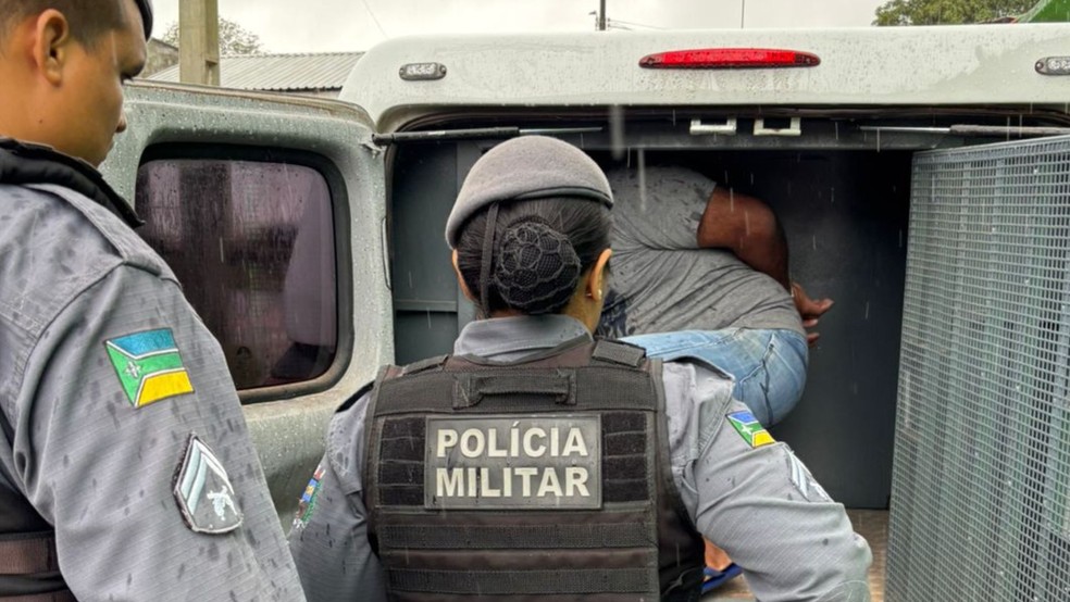 Suspeito é preso após manter mulher e filho em cárcere privado durante 4 meses em Santana — Foto: Polícia Militar/Divulgação