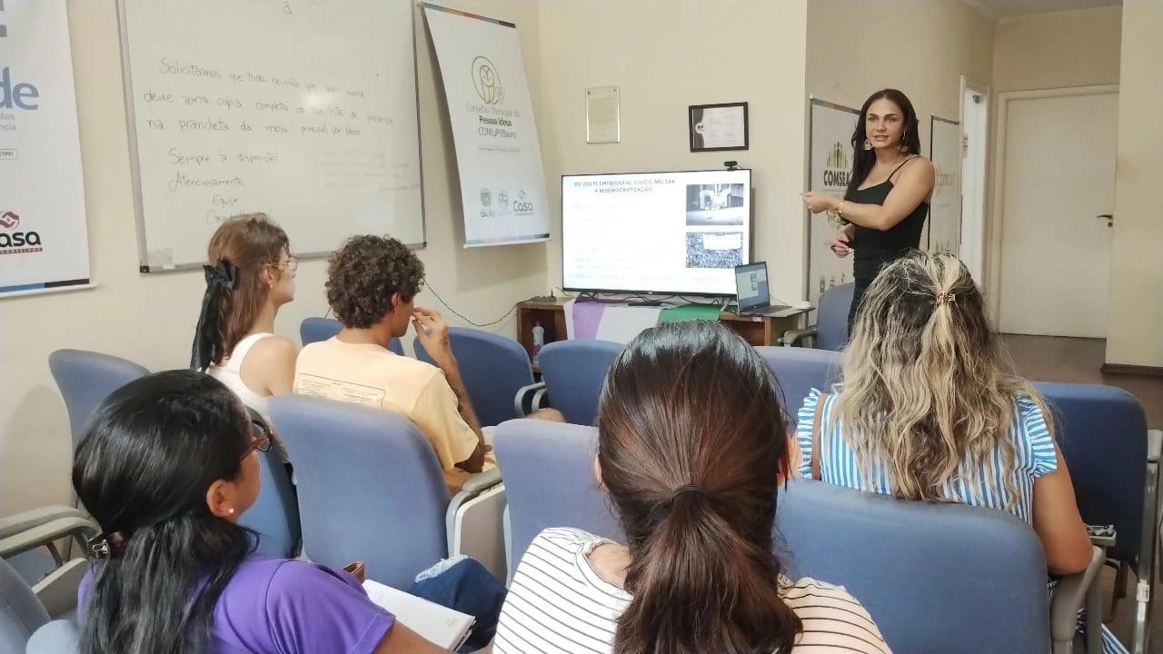Expulsa de casa na adolescência, mulher trans cria associação para acolher e fortalecer população LGBTQIA+: 'Reescrevendo a história'