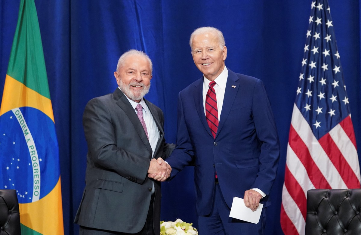 Em carta, Biden chama Lula de amigo e diz que estarão lado a lado para que a democracia triunfe