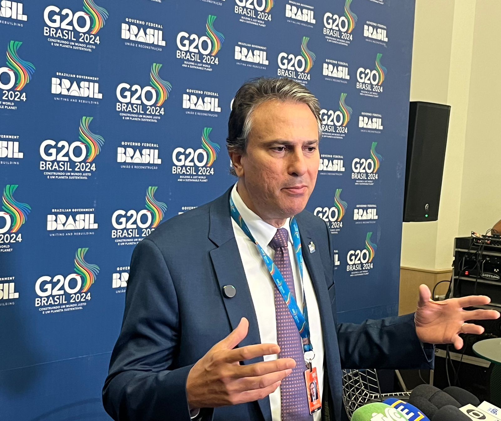 Senado aprova projeto que limita uso de celulares nas escolas