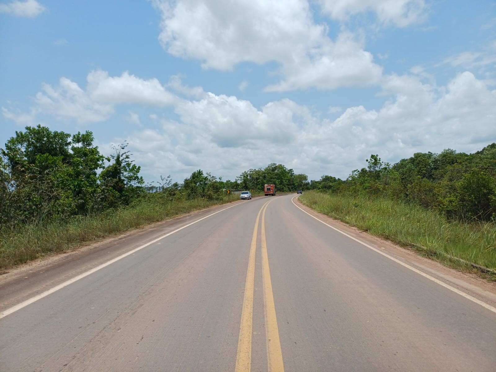 Motorista morre em colisão frontal entre caminhonete e caminhão na BR-210, no Amapá