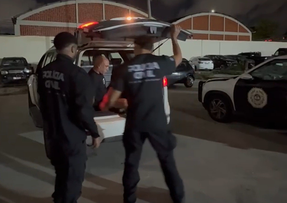 Homem é preso suspeito de asfixiar a própria mãe e jogá-la na piscina para simular afogamento em Maricá