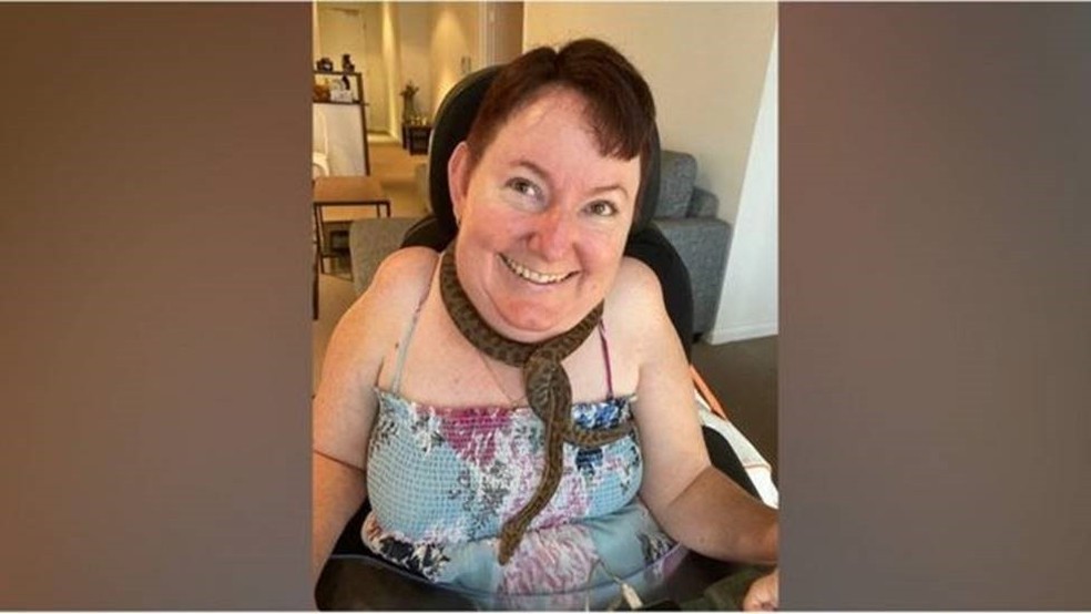 Aos 43 anos, Melanie decidiu contratar um garoto de programa e experimentar sexo pela primeira vez — Foto: Melanie/Via BBC