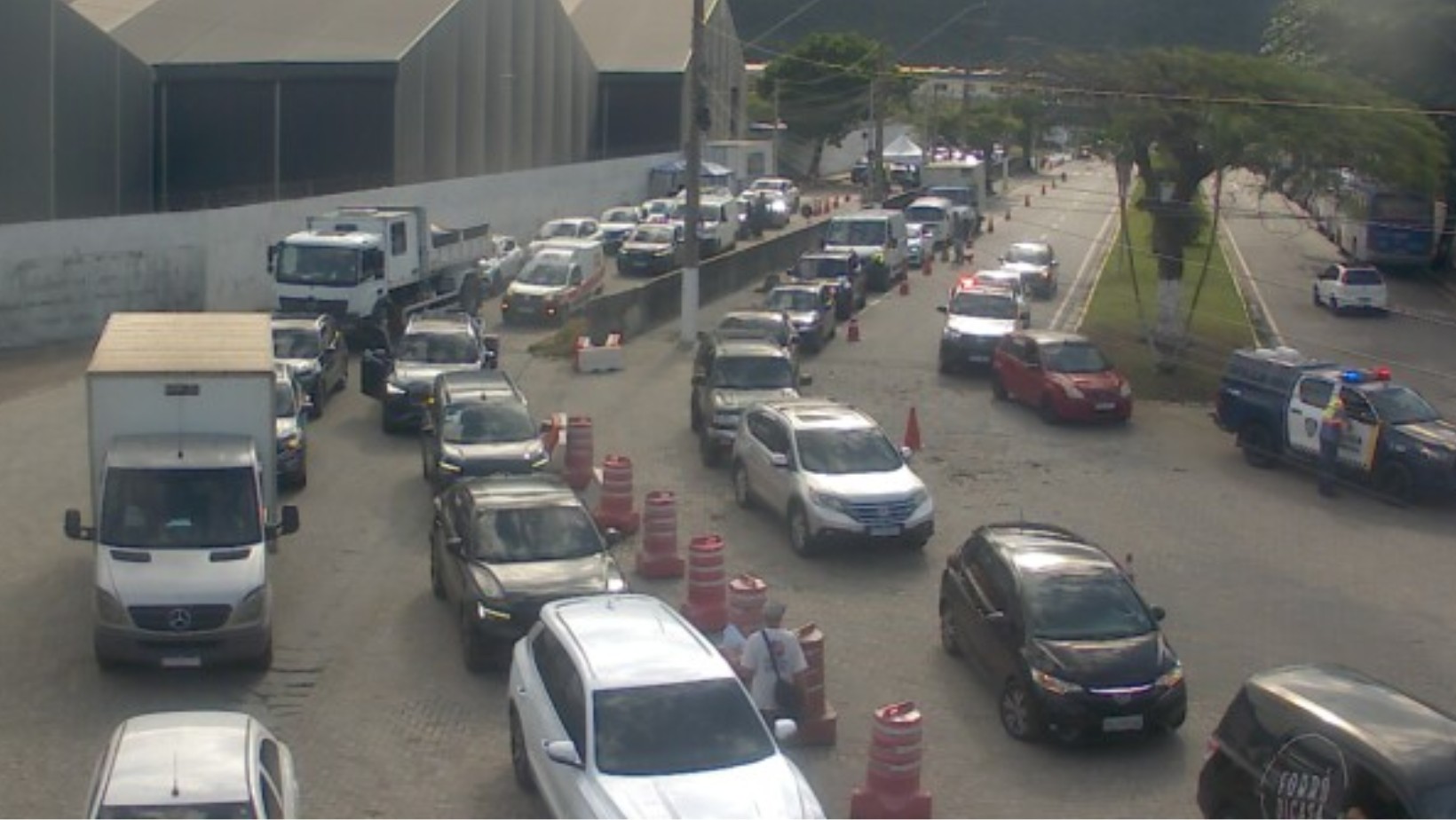 Travessia de balsa entre São Sebastião e Ilhabela registra fila de espera de até 3h na véspera de feriado