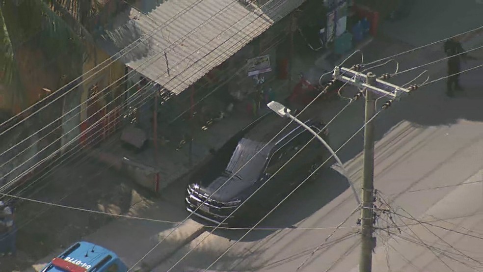 Visão aérea do carro do deputado após tiroteio em Antares, em Santa Cruz — Foto: Reprodução/TV Globo