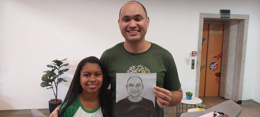 Lara Fiorotti com o professor de artes Lucas da Silva. Estudante de Viana se destacou nas aulas — Foto: Caíque Verli