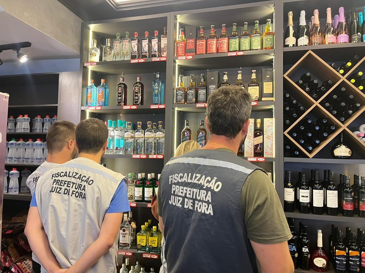 Mais de 270 litros de gim, rum, whisky e vodka suspeitos de adulteração são apreendidos em Juiz de Fora
