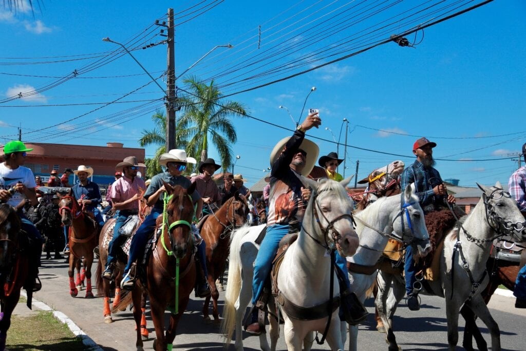 Expoacre Juruá 2025: Cavalgada reúne cerca de 2 mil pessoas em Cruzeiro do Sul
