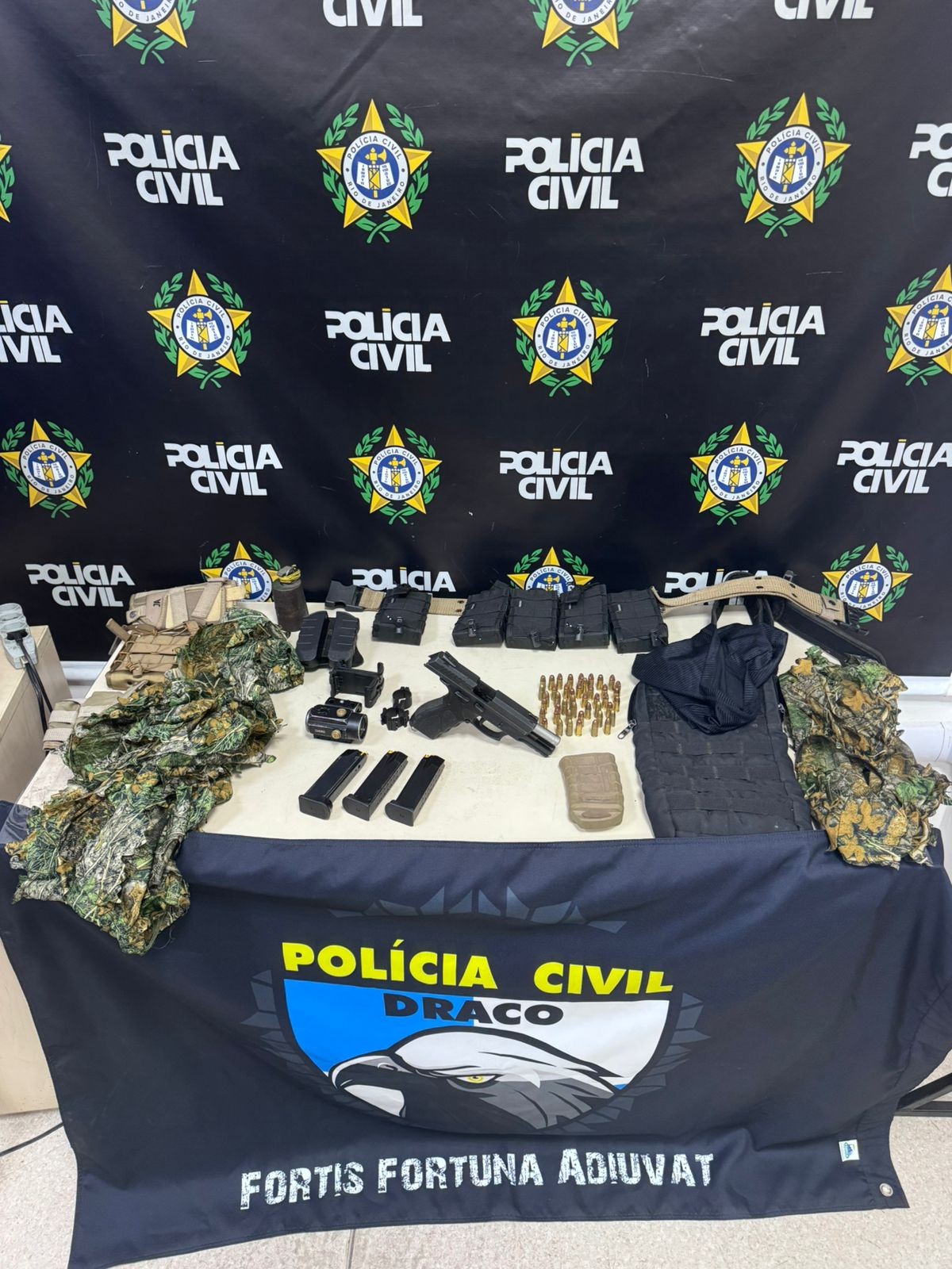 Polícia Civil apreende armas e equipamentos táticos em área dominada por narcomilicianos na Zona Oeste do Rio
