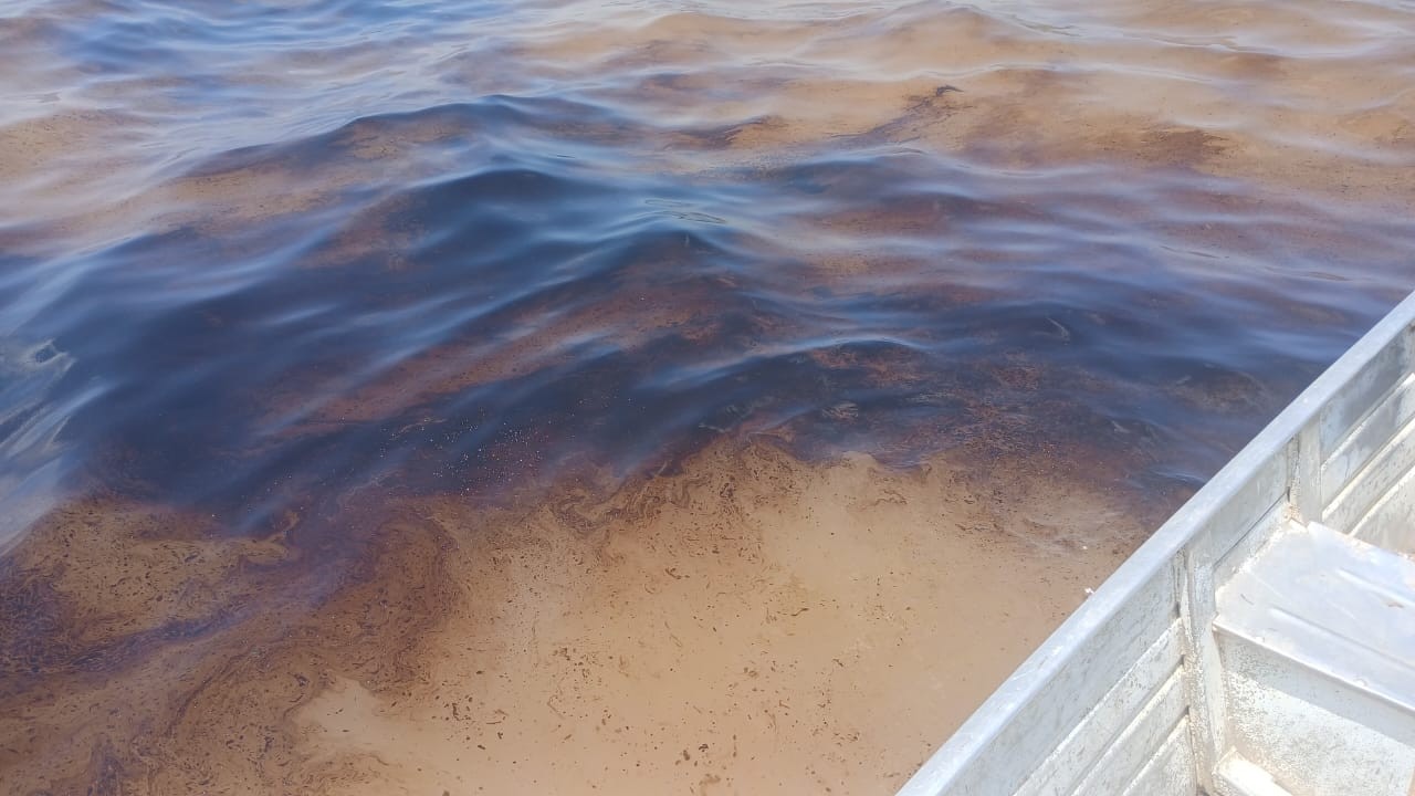 Óleo vaza de embarcação no Rio Amazonas e forma mancha em frente a Itacoatiara