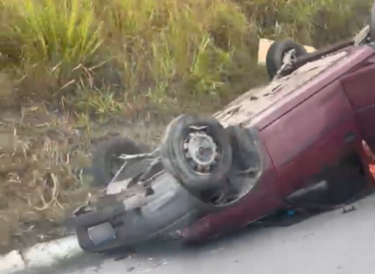 Carro capota e deixa uma mulher ferida em Volta Redonda