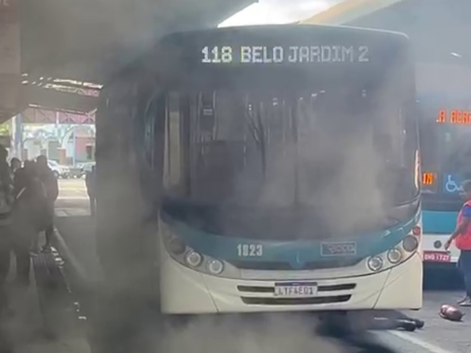 VÍDEO: Fumaça em ônibus assusta passageiros no Terminal Urbano de Rio Branco