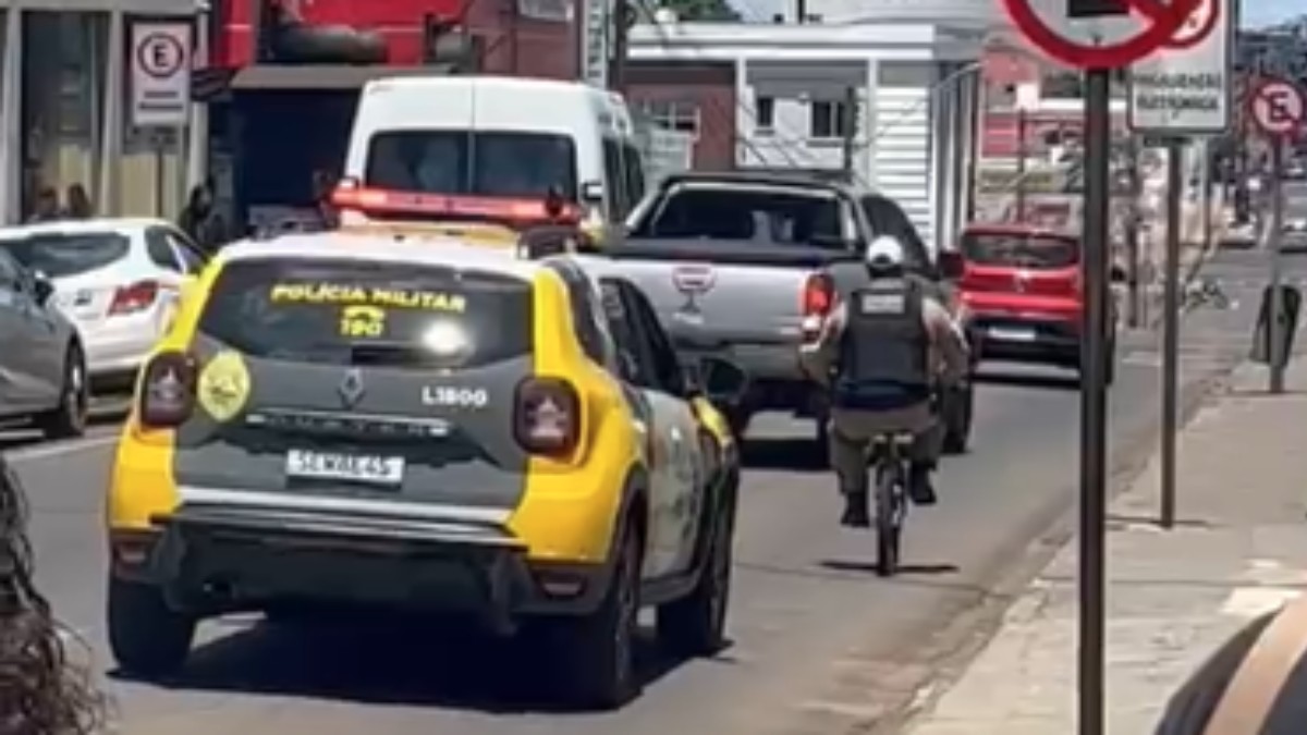 VÍDEO: Policial leva 'mini' bicicleta apreendida para delegacia pedalando pela rua, ao lado de viatura